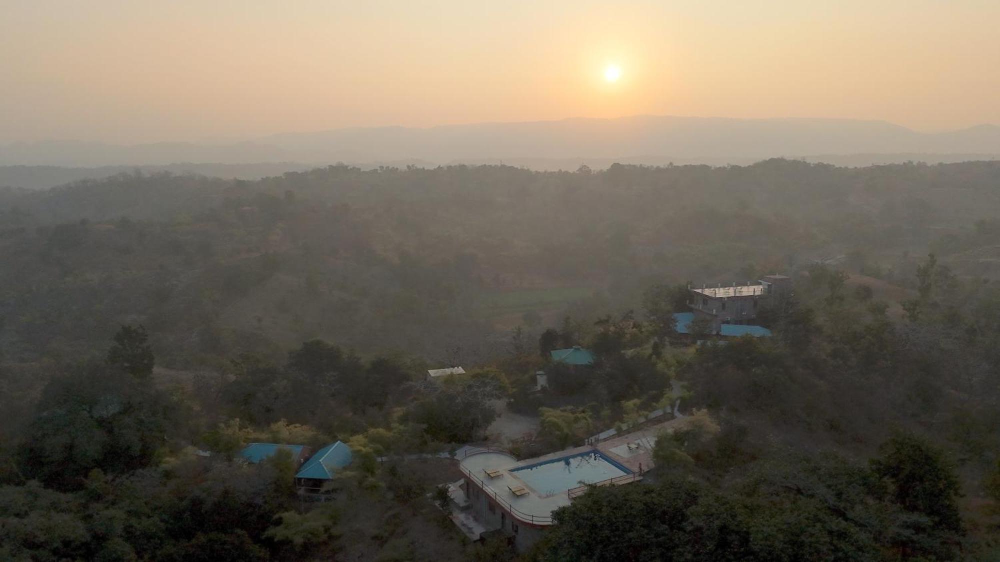 The Sky Imperial Jungle Camp Resort Кумбалгарх Екстериор снимка